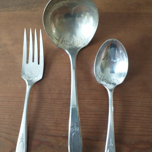 Bundle of 17 Pieces of Vintage Antique Silver Plated Silverware - Picture 2 of 5